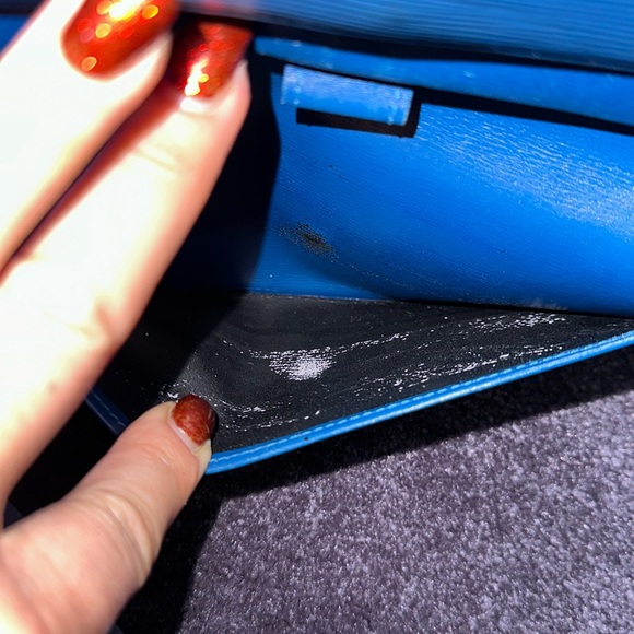 Luis Vuitton Cyan Blue Epi tri fold wallet. - Picture 13 of 17